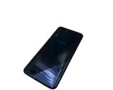 Ciemny tył telefonu Samsung Galaxy M30s z potrójnym aparatem i logo Samsung.