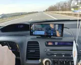 Na ekranie w samochodzie widać nawigację z funkcją co to jest carplay. Pokazuje trasę, odległość i czas dojazdu.