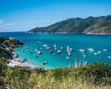 Vacker bukt med många båtar och en strand full av folk. En drömresa till vaccin Brasilien.