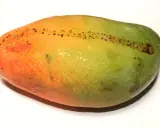 Soczyste mango, z pomarańczową i zieloną skórką, z kropkami, idealne, kiedy mango jest dojrzałe.