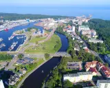 Widok na port i rzekę w Kołobrzegu. Odkryj **geheimtipps Kolberg** – urokliwe zakątki i malownicze widoki.