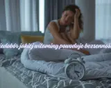 Kobieta w łóżku, zmartwiona, obok budzik. Czy niedobór witaminy D może powodować bezsenność?