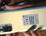 Xiaomi Redmi Note 10 Pro fioletowy w całej okazałości, z widocznym modułem aparatów i etykietą informacyjną.