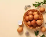 Koszyk pełen jajek, zielone gałązki i piórka. Ile waży jajko M? To pytanie nurtuje wielu piekarzy i kucharzy.