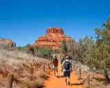 Wędrówka do Bell Rock w Arizonie, najpiękniejszym stanie USA. Czerwone skały i błękitne niebo.
