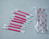 Narzędzia do modelowania masy cukrowej, czyli fondant co to jest? Zestaw różowych szpatułek i dłutek do dekorowania tortów.