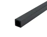 Ein schwarzes, quadratisches Carbonrohr mit rundem Innendurchmesser, das diagonal von rechts unten nach links oben verläuft.