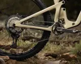 Tylna przerzutka i kaseta roweru górskiego z napędem Shimano Deore XT.