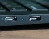 Dwa porty Thunderbolt 4 na obudowie laptopa, gotowe do szybkiego transferu danych i ładowania.