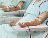 Pacjenci podłączeni do aparatury dializacyjnej. Czy dializa boli? To zależy od indywidualnego progu bólu i rodzaju zabiegu.