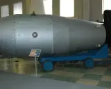 Ogromna bomba atomowa na wózku, symbol potęgi i potencjalnego zasięgu fali uderzeniowej bomby atomowej.