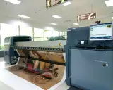 Duży, nowoczesny ploter drukujący HP Scitex LX800 z wydrukiem na płachcie.