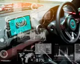 Interior de coche futurista con pantalla táctil mostrando datos de energía y mapa. El volante tiene un modo de conducción autónoma activado, indicando la tecnología **can bus** en acción.