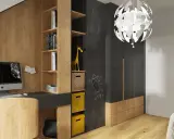 Nowoczesne biurko z drewnianymi elementami i komputerem. Obok regał z książkami i żółta żyrafa. Piękne wnętrza inspiracje dla pokoju dziecka.