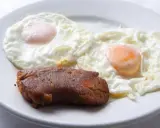 Dos huevos fritos y un trozo de morcilla, un clásico de la comida típica de Salamanca.