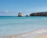 Acque cristalline e scogliere suggestive vicino alla Torre dell'Orso.