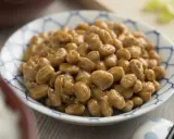 Natto co to? Sfermentowana soja w miseczce z niebieskim wzorem, lekko kleista i błyszcząca.