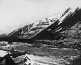 Zimowe igrzyska olimpijskie 1924 w Chamonix. Widok na ośnieżone góry i miasteczko z obiektami sportowymi.