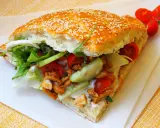 Pyszny kebab w bułce z kurczakiem, świeżymi warzywami i sosem. Idealny na szybki posiłek.