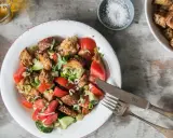 Ein erfrischender toskanischer Brotsalat mit Tomaten, Gurken und knusprigen Brotwürfeln, garniert mit frischen Kräutern.