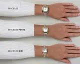 Tre orologi da polso con quadrante bianco e lunetta in oro e argento, indossati da tre braccia.