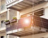 Balkonkraftwerk mit Speicher anmelden: Solarmodule auf einem Balkon, daneben Blumenkästen.