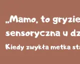 Małe dziecko z nadwrażliwością sensoryczną, które czuje, że metka gryzie.