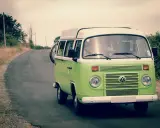 Zielona Volkswagen T2 na drodze, symbol wolności i zmiana przeznaczenia pojazdu w kampera.