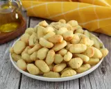 Gnocchi dorati e croccanti, preparati in friggitrice ad aria, conditi con erbe aromatiche.