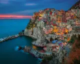 Kolorowe domy Cinque Terre na klifie nad morzem, idealne miejsce, gdzie do Włoch na wakacje.