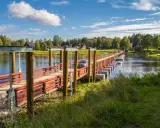 En bil kör över flottbron i Gagnef en solig dag.