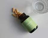 Brauchen Sie einen Energieschub? Hier ist ein Vitamin B-Komplex, wann einnehmen? Mit einem Glas Wasser bereit.