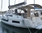 Un voilier Dufour 41 amarré, prêt pour l'aventure. Les avis sur ce modèle Dufour 36 classic sont élogieux.