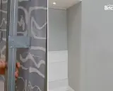 Instalación de perfiles metálicos para colgar en pladur. La pared ya está lista para recibir el revestimiento.