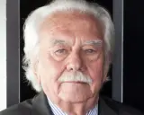 Ritratto di Alberto Rosa, saggista con folti capelli bianchi e baffi.