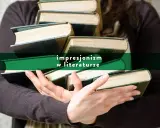 Stos książek w dłoniach, z napisem "impresjonizm w literaturze".