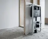 Estructura metálica para instalar un inodoro empotrado. Muestra el sistema de cisternas y tuberías, clave para saber como instalar un inodoro al suelo.