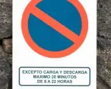 Señal de prohibido estacionar, excepto carga y descarga 20 min (8-22h). Evita la multa por carga y descarga.