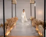 Elegancka biała suknia, idealna na ślub. Jakie rajstopy do białej sukienki? Modelka prezentuje styl boho.