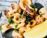 Krispig friterad bläckfisk med citron och persilja. Enkel men god rätt som får bra spanjorskan recensioner.