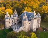 Piękny zamek w otoczeniu jesiennych drzew. Wspaniały przykład zamków w Polsce, zachwyca architekturą i kolorami.