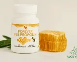 Biała butelka z napisem "FOREVER BEE PROPOLIS", obok plastra miodu i liści aloesu. Naturalne wsparcie na zawsze.