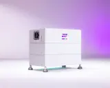 En vit, stapelbar energilagringsenhet med texten "1KOM MA5°" och färgade staplar. Denna solaredge batteri är redo att revolutionera din energihantering.