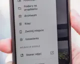 Menu telefonu pokazuje opcje: Foldery, Archiwum, Kosz, Zwolnij miejsce, Ustawienia. Gdzie jest kosz w telefonie? Tutaj!