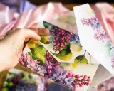 Ręcznie robione zaproszenia diy z motywem bzu. Delikatne akwarelowe kwiaty na papierze tworzą wyjątkową oprawę.