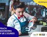 Baristka przygotowuje kawę, szukając pracy dla studenta za granicą. #EURESjobs