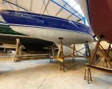 Bateaux bleus et rouges sur des supports, prêts pour l'application d'époxy. Apprenez comment utiliser l'époxy pour une finition durable.
