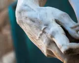 Main d'une statue de David à Florence, marbre patiné par le temps.