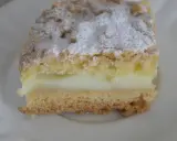 Kawałek ekspresowego kruchego ciasta z budyniem, posypana cukrem pudrem. Idealne na szybką przekąskę.