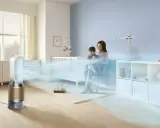 Madre e hijo disfrutan de aire fresco y limpio en su habitación, gracias a un purificador que ayuda a mejorar la calidad del aire en casa.
